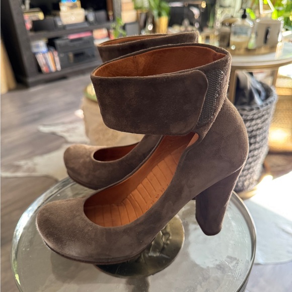 Chie Mihara ankle strap round toe block heel / pump in gray size US 6 - Picture 2 of 6